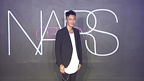 柯震东开跑车违规停车,如今发福胖成球,网友:明星就可以乱停?