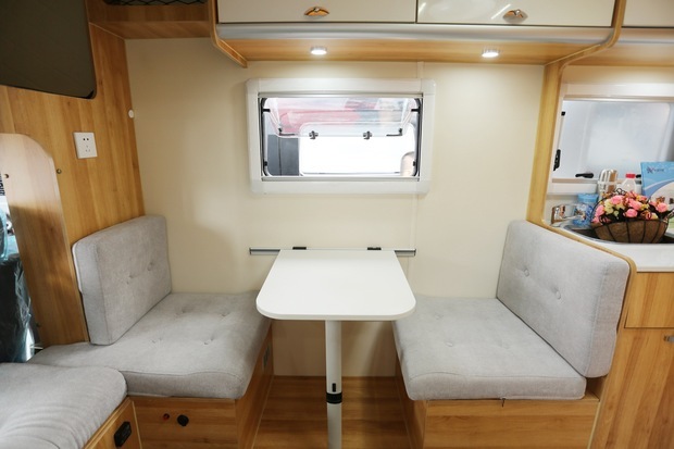 10万出头的北汽黑豹c型房车,两张大床可睡4人,厨卫齐全