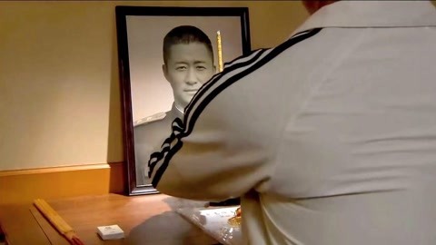 利刃出鞘:何晨光收到体大 录取通知书,首先去告诉阵亡的父亲