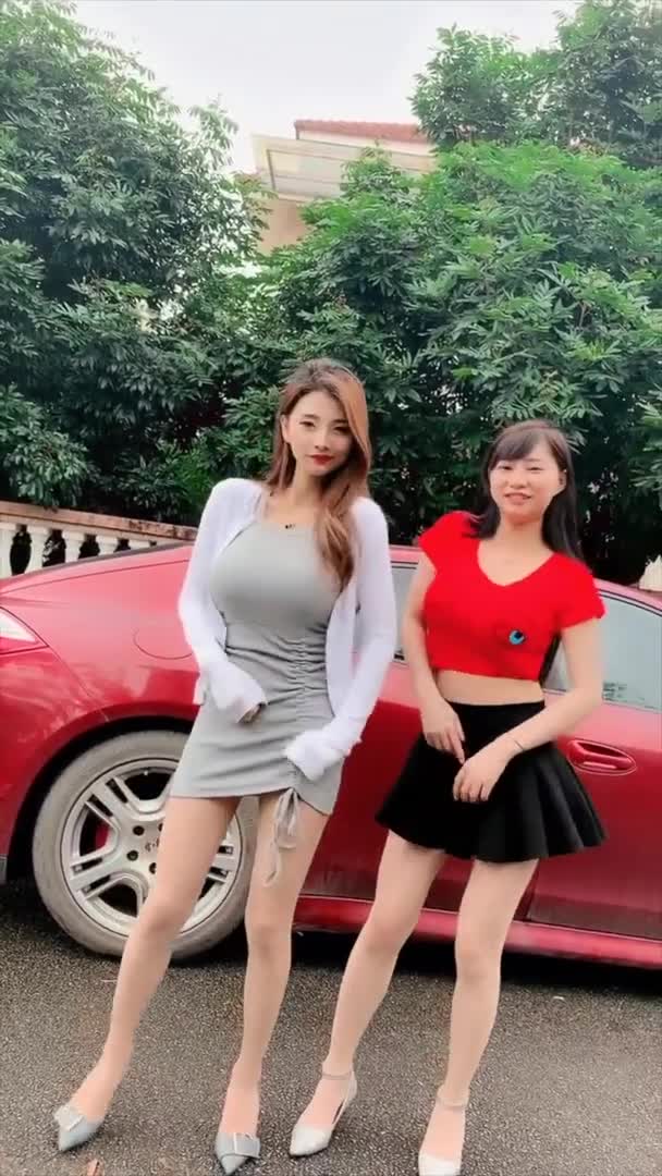 阿硕小丸子「大奶」美腿热辣「抖奶舞」前凸后翘超性感好身材