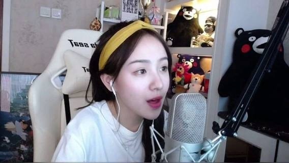 周二珂直播演唱《等你下课》二珂素颜也是美美哒