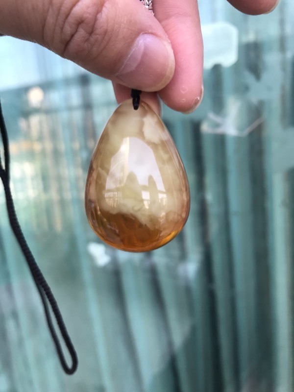 求大神帮指点下我这块琥珀蜜蜡的成色是啥品种顺便再问下活水胆的蜜蜡