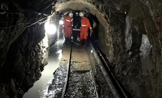 4)被水隔绝在掌子面或上山巷道的作业人员应清醒沉着,不要慌乱,尽量