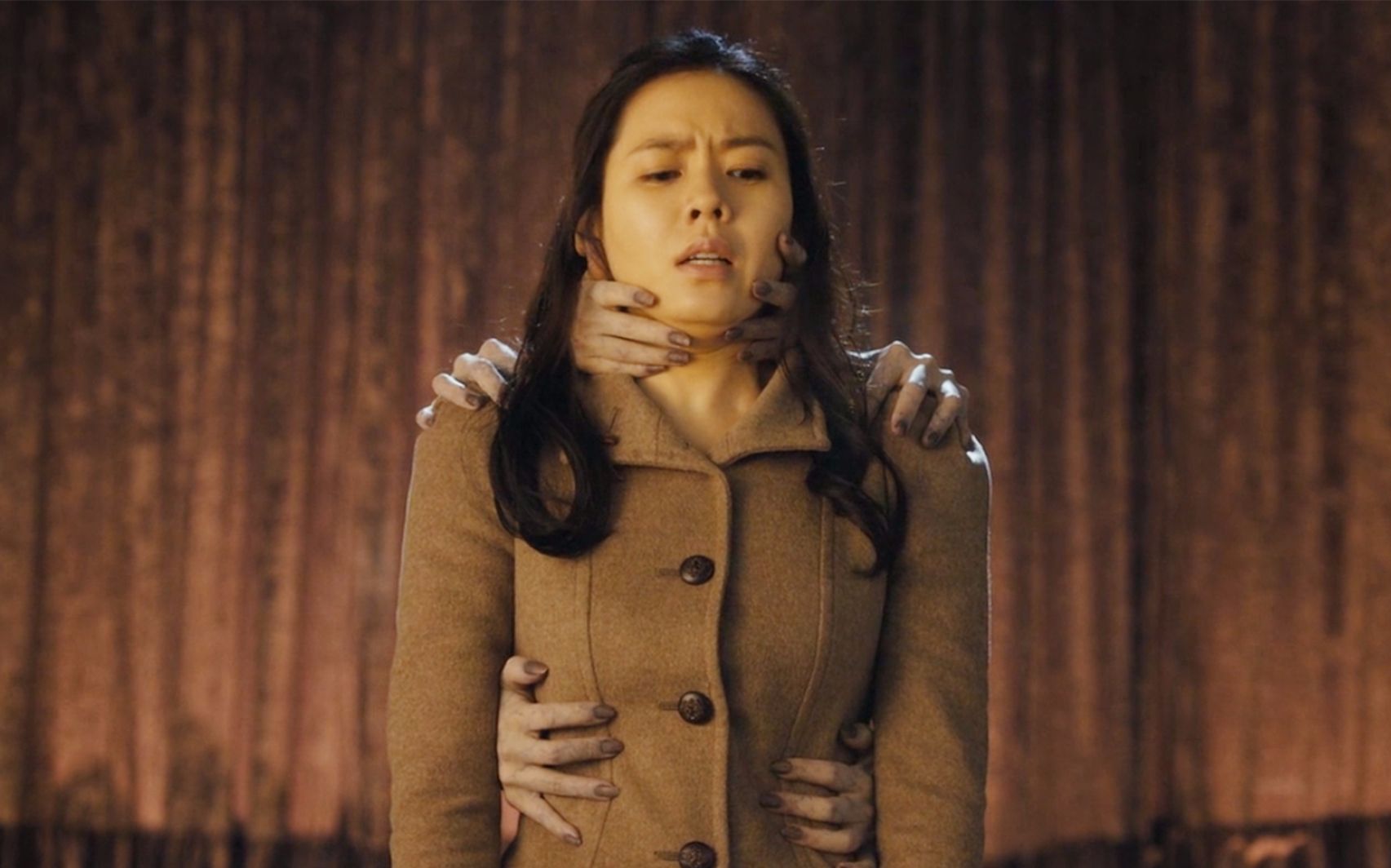 【穷电影】女生在看魔术 表演,突然背后伸出一双手,她一动不敢动!