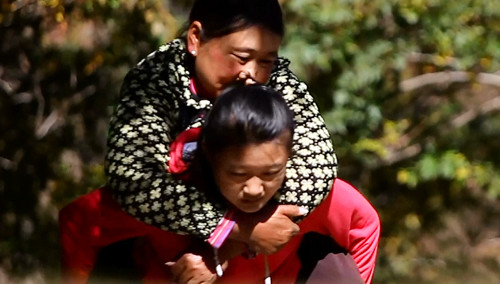 《变形计》精彩宣传片 卓玛独自照顾瘫痪母亲