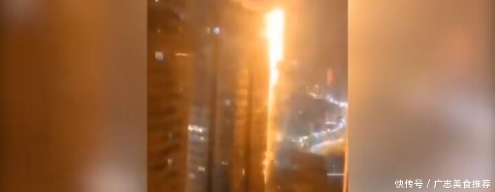 重庆居民楼起火堵路私家车