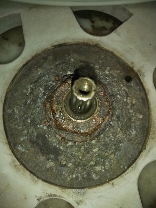 各位维修洗衣机的师傅 这个洗衣机的螺丝怎么