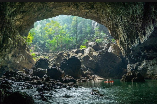2,梦游天姥吟留别 唐代:李白 列缺霹雳,丘峦崩摧.