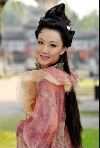 姓名:张宝雯 生日:1985年7月2日 身高:165公分 体重:48公斤 描 述:清