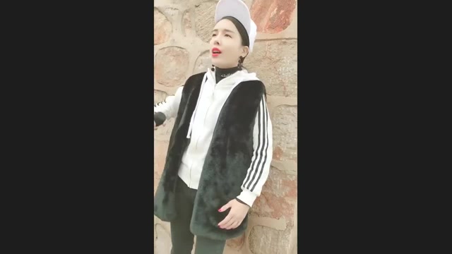 流浪歌手小曼一首经典老歌《路太远》听着还不错哦!
