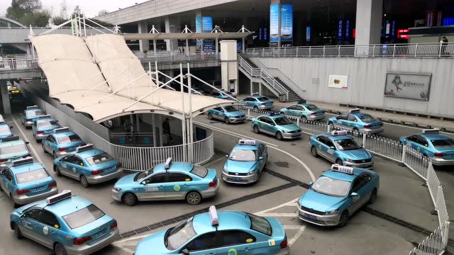 2月28日, 长沙高铁南站,上百台出租车排队中!