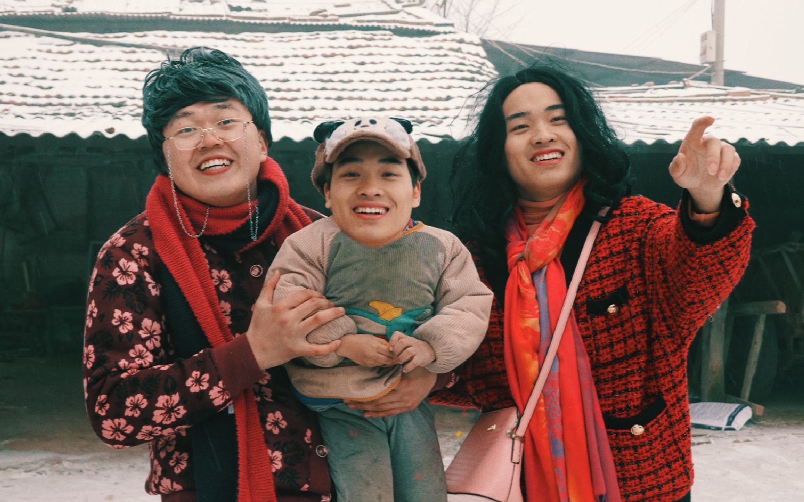 【 b>野居青年 /b>】小伙搞笑翻拍mv常回家看看,不知不觉我们就老了