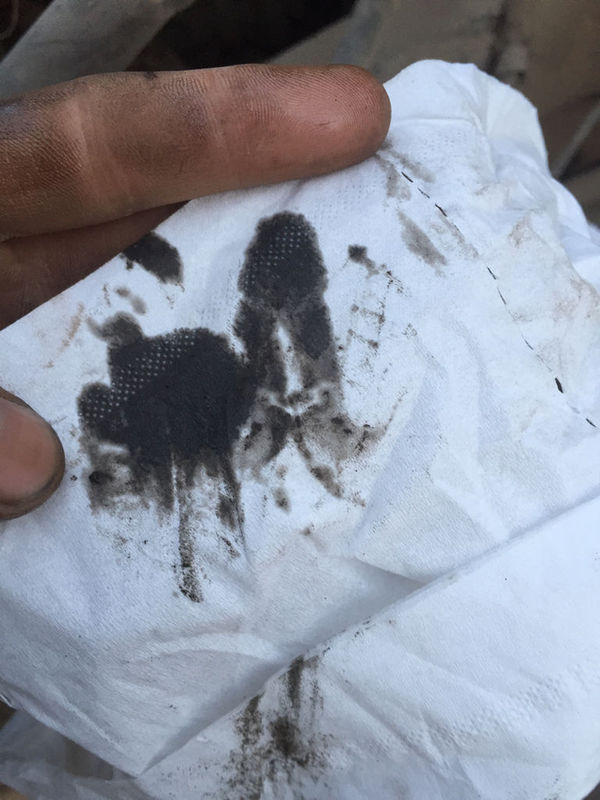 柴油机排气管接口吐油,机油灯有时闪,前两天刚