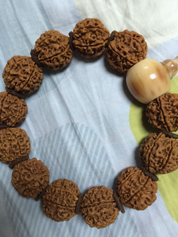 大神们请告诉我,这串手串怎么样六瓣的,帮忙介