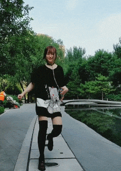 火车站一个女的