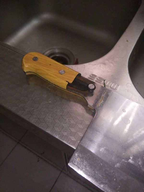 家里的菜刀柄坏了,我想做一个木柄替换上.