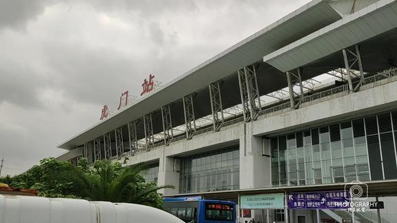 东莞唯一的高铁 虎门高铁站,紧挨着 虎门地铁站,去广州深圳很方便