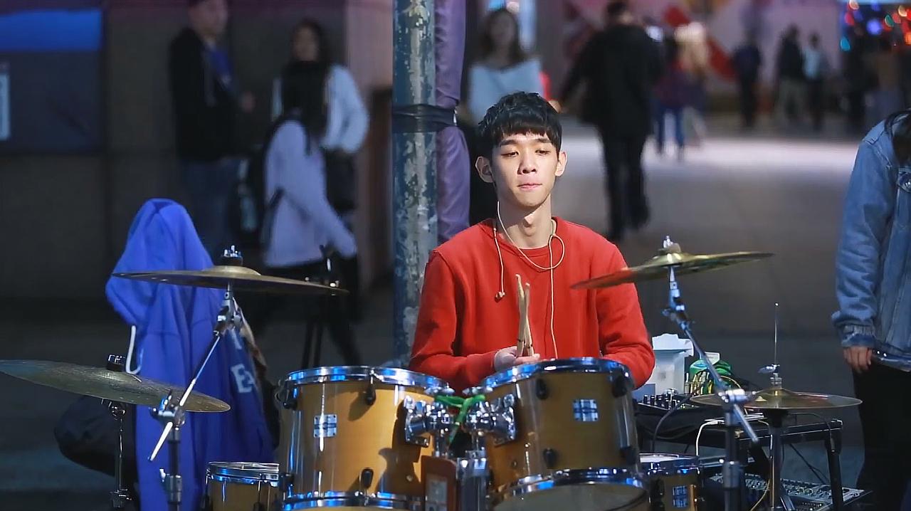 李科颖街头 b>架子鼓 /b>演奏《 b>不为谁而作的歌 /b>》,旋律悲伤,让