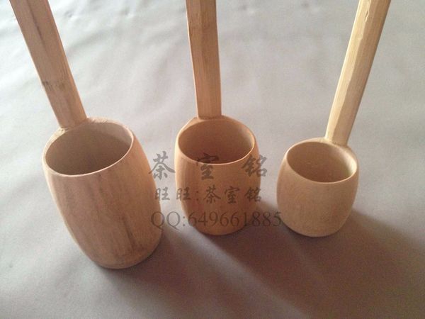 古代中国人发明的从盛酒器中舀酒的器具,时为青铜制,形如有曲柄的小斗