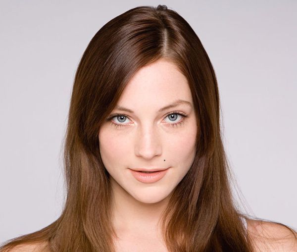 请教女性面部这个痣代表吉凶如何,嘴唇左上角