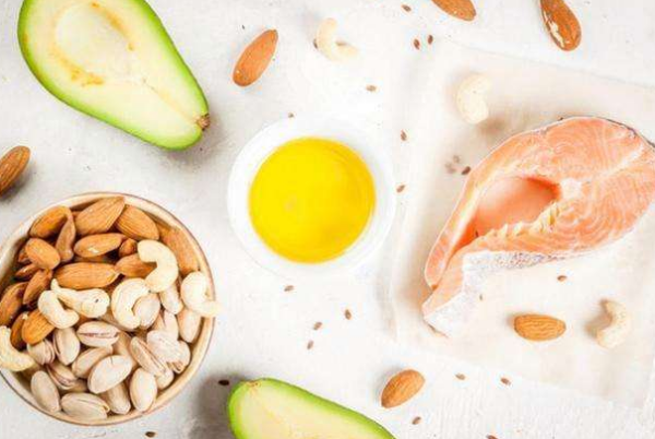 饮食是健身中很重要的一部分,低碳饮食和