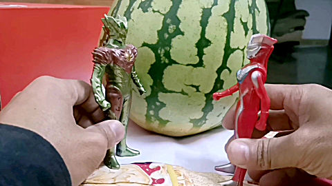 爱奇艺上传时间:10月前时长:02:37欧布和雷诺奥特曼一起打不过怪兽?