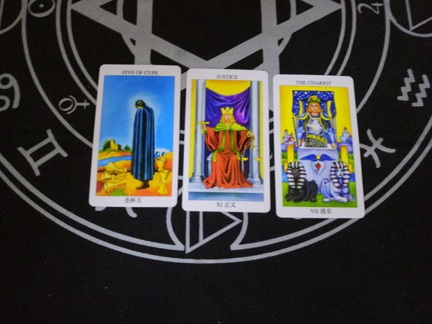 塔罗占卜未来发展关系,正位圣杯五,正位正义,正位战车