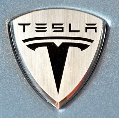 特斯拉汽车公司是世界上第一个采用锂离子电池的电动车公司
