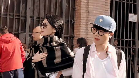  b>华晨宇许晴 /b>街头打不到车,直接抢节目组专车,导演的话吓坏俩人!