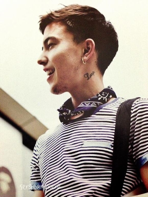 男生怎么用发胶抓头发