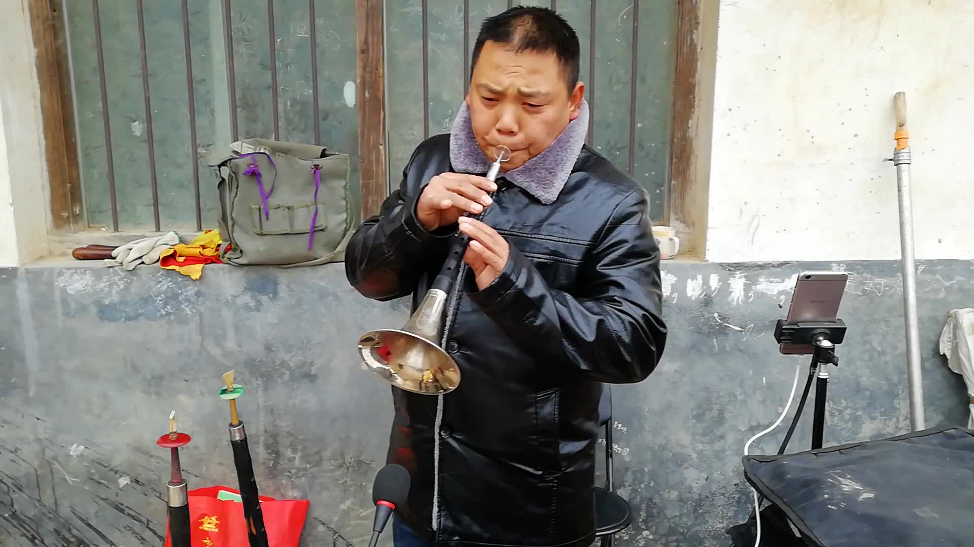 小哥唢呐独奏《为了谁》,吹奏动听,一看就是练家子