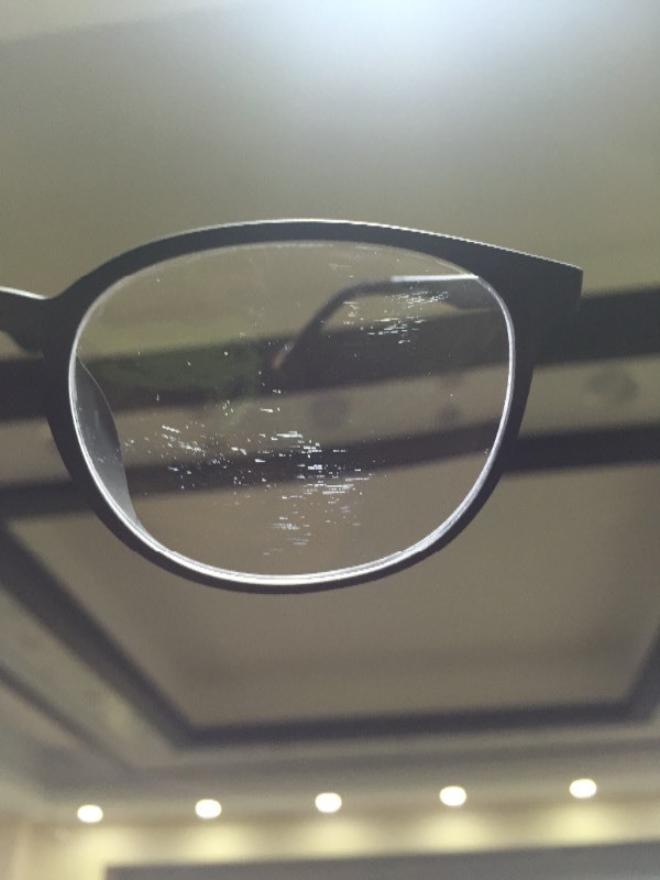 才配了两个月的近视眼镜,前几天发现有这种裂痕是什么问题?佩戴起来