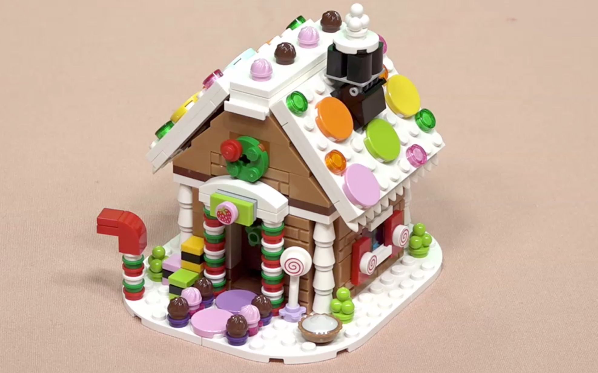 用乐高拼出一个 圣诞节的姜饼屋