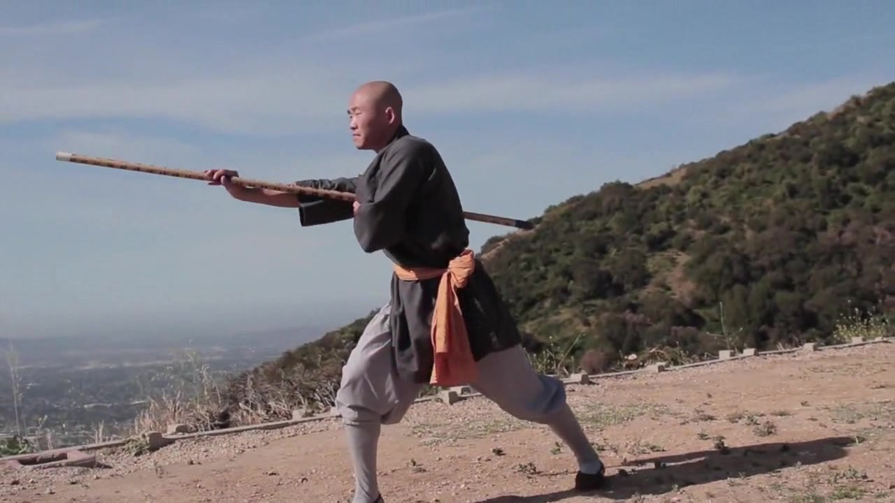 少林功夫传人释延悦演练的少林烧火棍