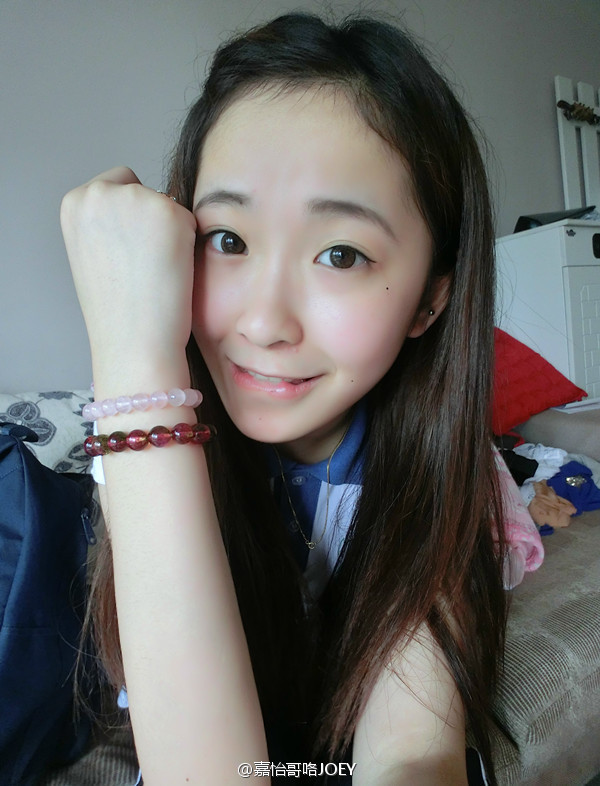 两个照片不是同个人lz 第一个是邓嘉怡 第二个暂时不知道 请采纳 (*