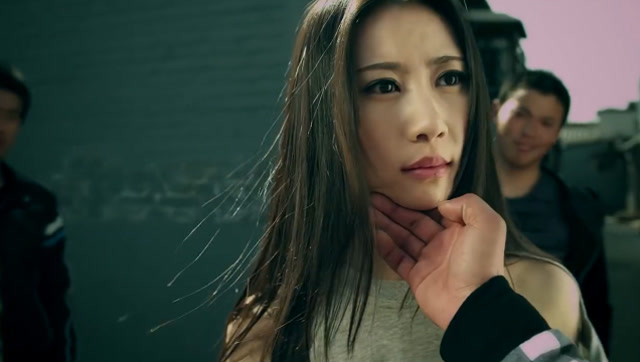 街头之王: 街头小混混调戏美女,结果没想到人家竟然会武功!