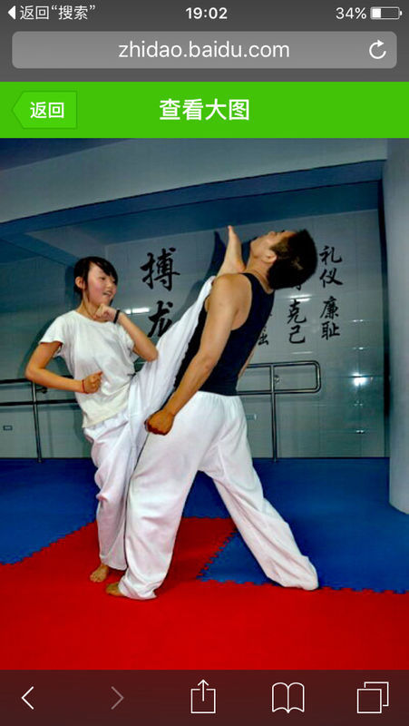 跆拳道女生的脚踢男生图片