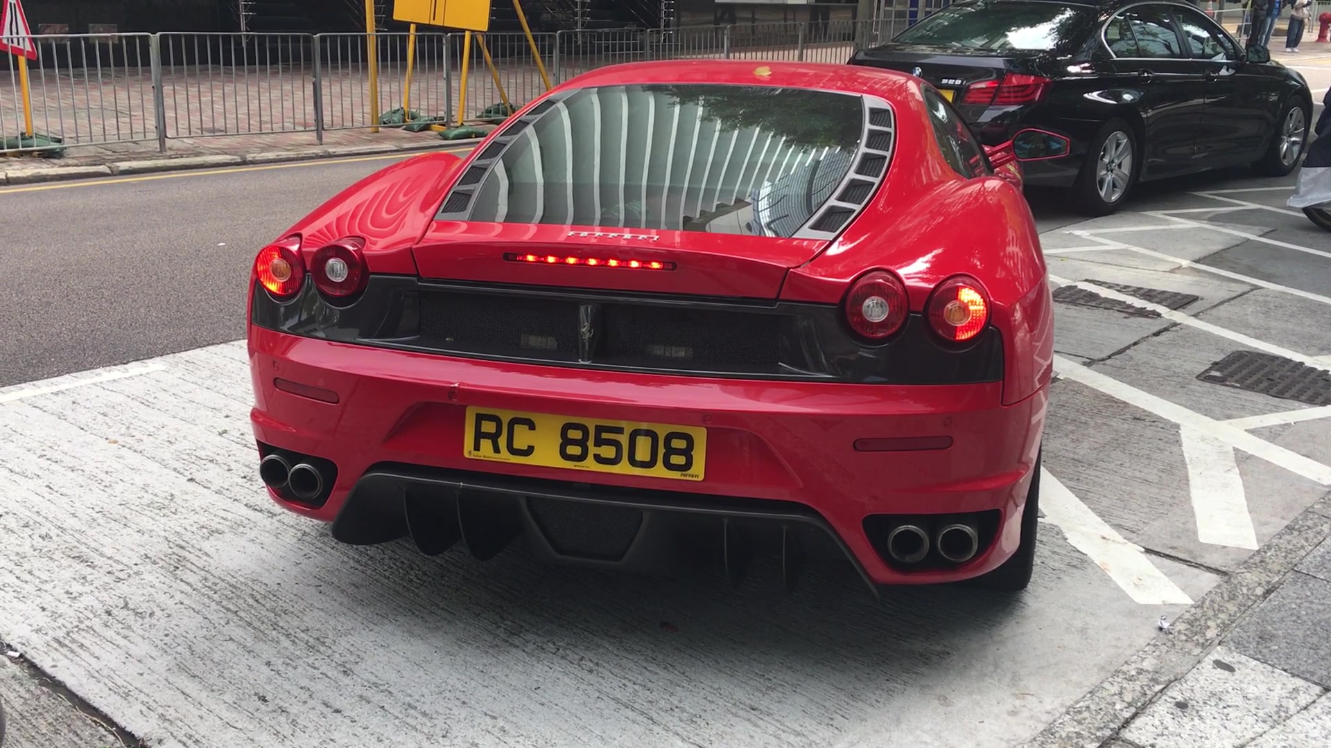 【香港街拍】红色法拉利中后置八缸跑车-ferrari f430