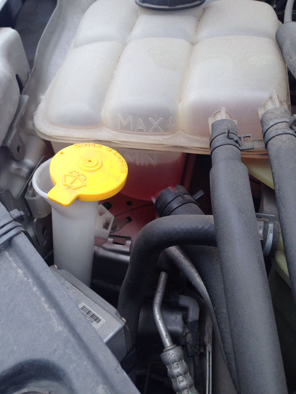 车上发动机舱红色液体这是什么用加满吗北方