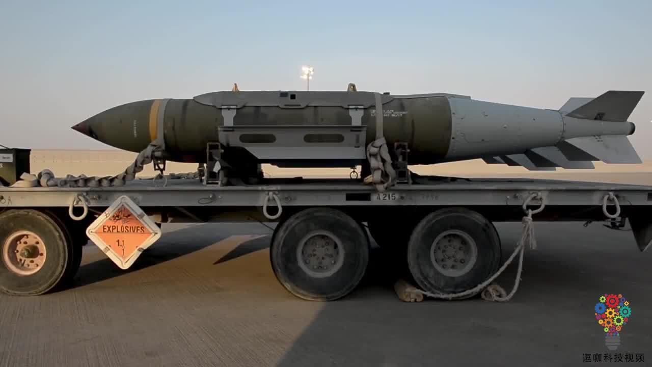 b52轰炸机是如何装配弹药的, 美国女兵照样扛炮弹