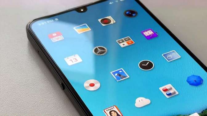 锤子坚果pro3提倡简约的风格,独特的呼吸灯,美颜记忆功能,不错