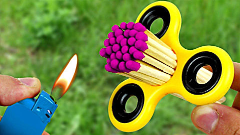 牛人玩指尖陀螺的几个最有趣的技巧玩法!