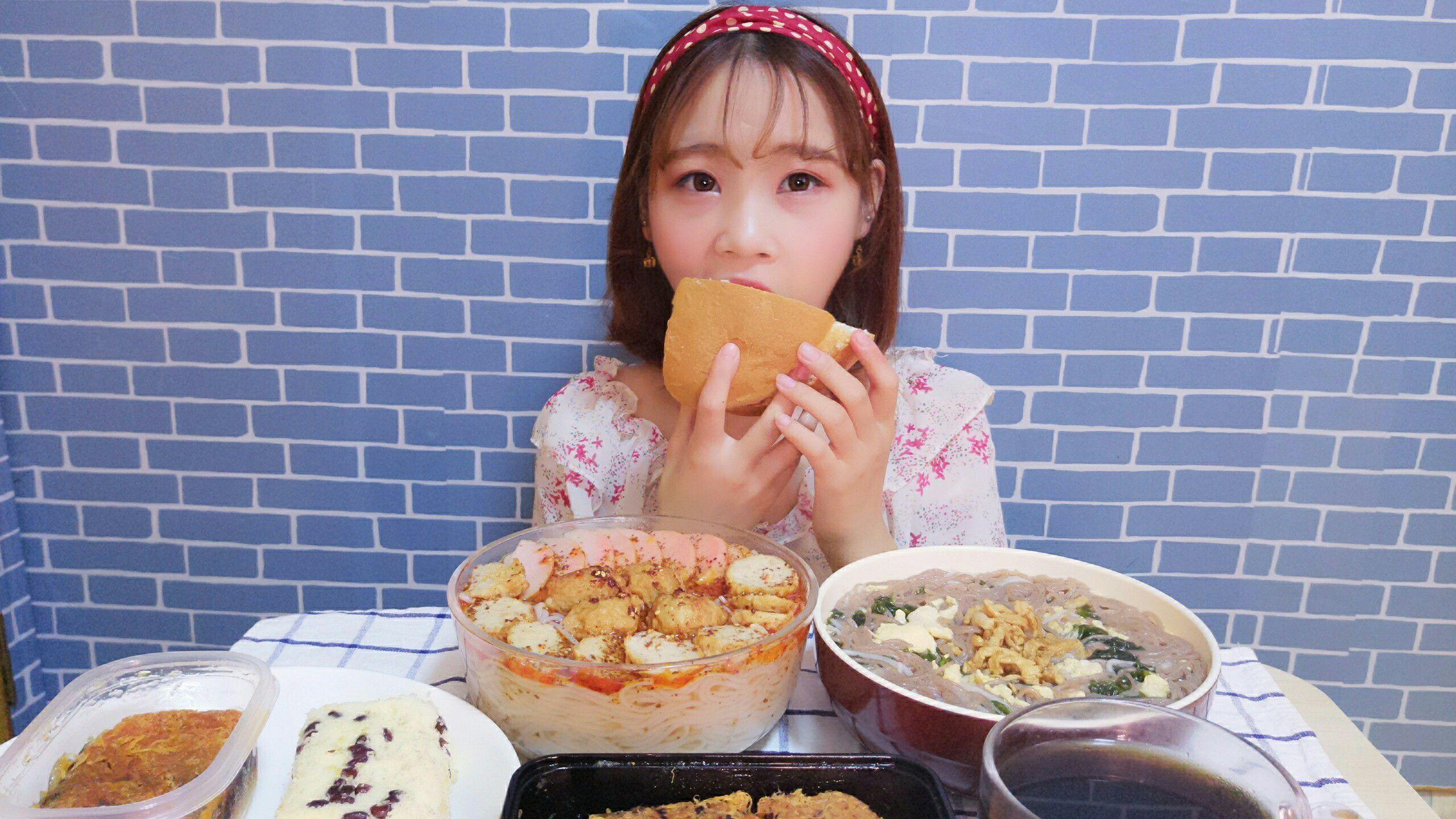 韩国大胃王吃飞碟糖图片