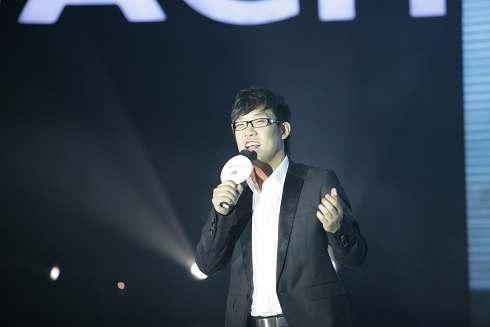 扩展资料: 《做自己的偶像》是歌手陈文浩创作的歌曲,由张雷作曲,李岩