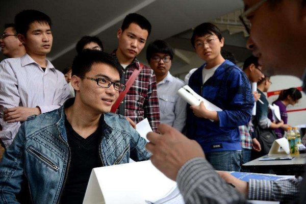 有的年轻人为什么会选择去电子厂打工,这种现象会导致什么后果呢?