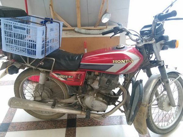 幸福125-a2摩托车,20年车龄,马力还很足,原装是6v的电池,车的大灯打开