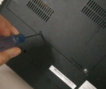 笔记本电脑后盖螺丝拧花了怎么办?