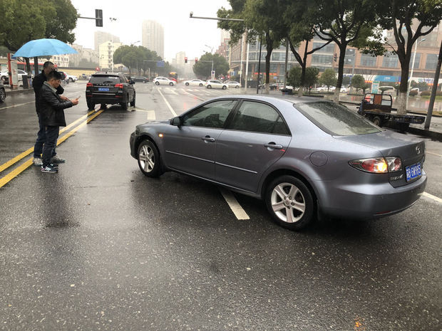 我在左轉彎車道上,前面直行車突然變道,剎車剎不住撞了,誰的責任