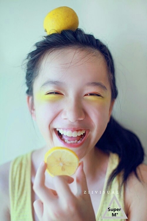求各位帮我一个女孩拿着柠檬画着黄色眼影的壁纸
