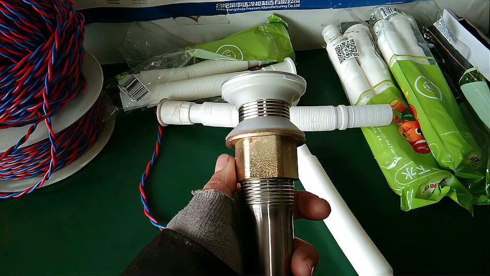 今天教大家怎么 安装面盆底下的 下水器和连接管